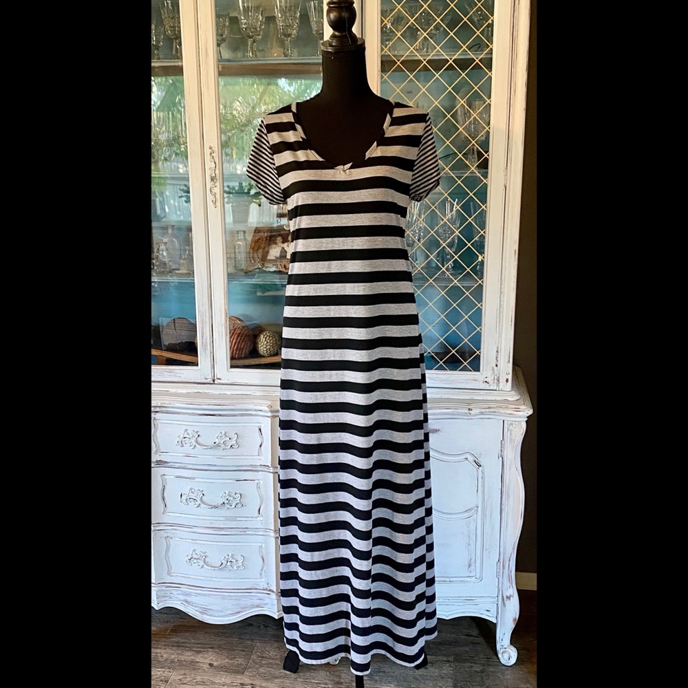 Long t-shirt dress. Says L. Fits like a S/M.